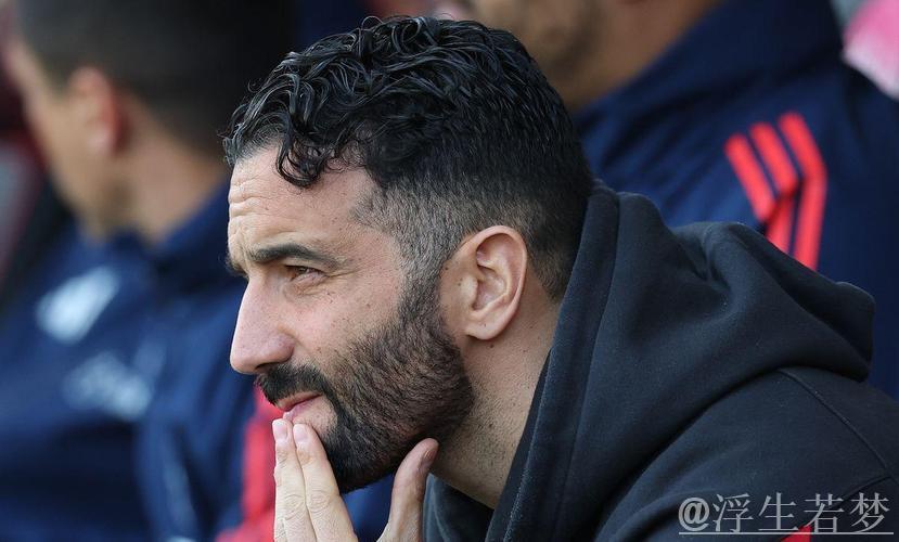 阿莫林拳头现新伤痕疑再怒！不满曼联阵容认同名宿批评